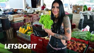 Latina milf érett puncija mélyen töltve