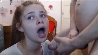 Fiatal kiscsaj torkig szopja a kemény húst éhesen