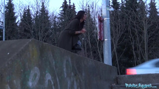 Hatalmas csöcsű milf utcán kínálja punciját