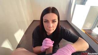 Diáklány gumi kesztyűs kezei vadul masszírozzák a kemény szerszámot