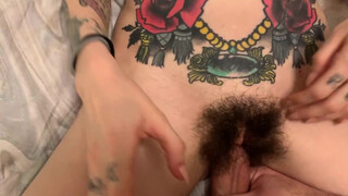 Tetovált amatőr szőrös punci közelről tárul
