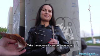 Orosz csaj szűk pinája nyilvános meghódításban