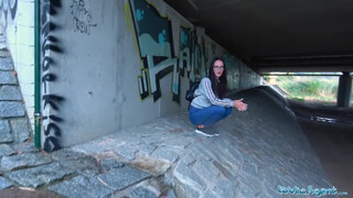 Híd alatti dögös csaj pénzért veszi a keményet