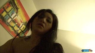 Nagy mellű barna spriccelés előtt punci dugás