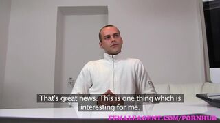 Szexi milf ügynök teszteli kemény farkot