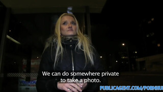 Félénk szöszi nyilvános megdugása utcán