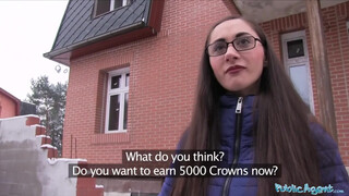 Szemüveges okos tinicsaj nyilvános ügynök faszát szopja