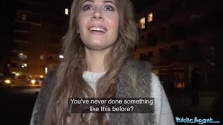 Lógós csöcsű brit ribanc nyilvánosan baszva