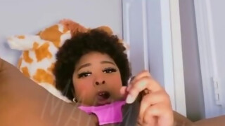 Fekete milf puncija lüktet a webkamerás gyönyörben