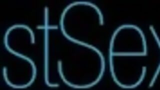 Szőrös punci műfasszal tömve a kanapén