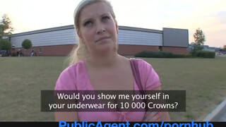 Csöcsös csaj mutat mindent nyilvános helyen