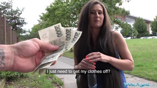 Lara Fox pénzért baszva nyilvános helyen