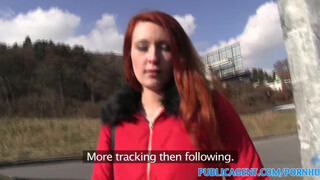 Szexi vörös csaj parkban kap faszát nyilvánosan