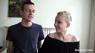 Amatőrök filmezik saját baszásukat otthon