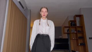 Az iskolás osztálytársam, a templomi lány, szopja el a feszültségemet