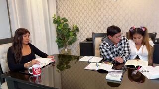 A dadus sem vette észre! A mostoha hugit dugni sokkal forróbb, mint a tanulás