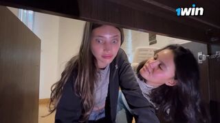 Nem vettem észre, mennyire dögös a szolgálólányom, lehajolt takarítani a dolgozószobát