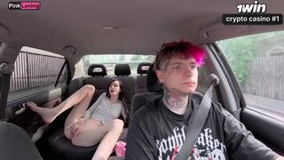 Vad taxiút: Az utas vadul kényezteti magát, majd forró csókok és dugás a kocsiban