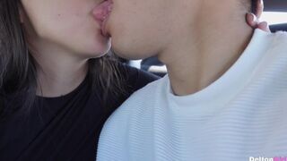 Autóban vadul szex egy dögös csajjal, a kerek feneke elképesztően csábító!