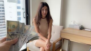 Szállodai különleges szolgáltatás - a fogadónő fizetség ellenében hódol a vendég vágyainak