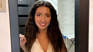 A szomszéd tini betört hozzám, levette a bugyiját és megkínált a forró puncival