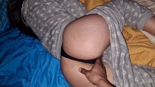 Forró és vágytól fűtött brit egyetemista csaj nálam lakik, és rajtakapom, ahogy kiterülve pihen