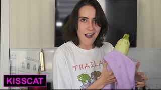 Éhes vagy? Az első vad ágaskodás a mostoha nővéremmel a kanapén, miközben főzünk