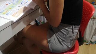 Fizetek a takarítónőnek egy kis simogatásért és orális élvezetért