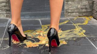 Lábimádatra vágyó tini szajkó magas sarkúban zúz ASMR-rel