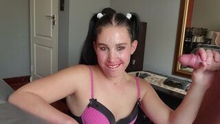 Ez a csintalan copfos szépség imádja a szopást, arcát csapkodják és teleperelik