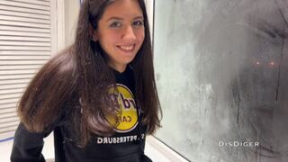 Balkonon lököm meg a dögöset a partin, amíg a pasija fogalma sincs róla