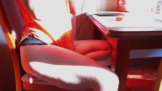 Szépség hajnalban kényezteti magát egy csésze kávé mellett