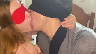 Forró csókos pillanatok a dögös mostoha nővéremmel