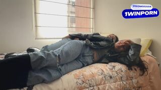 Két forró leszbikus csaj vadul szeretkezik bőr kabátban és csizmában