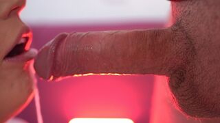 Szájteli gyönyörrel teli orális élvezet, ami elönti a kis szőkét