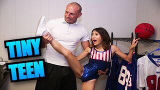 Törött klíma miatti forró éjszaka a szerencsés fiúval és mostohaanyjával