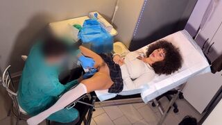 A nőgyógyász mélyen beleélvez a csábítóan nedves pinába!