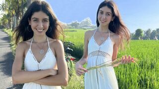 Aranyos rizshajtó csaj izgatottan fizet szexszel a munkájáért