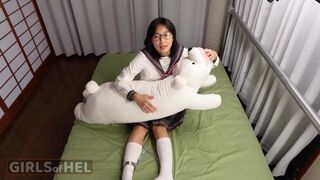 Megbilincselem a mostohalányomat az ágyhoz és keményen megdöntöm a fenekét