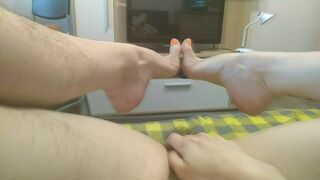 Szőrös pina és lábak közeli felvételeken: ginnagg vadul ujjazza magát