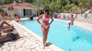 Forró ínyencek vadul lubickolnak a titkos orgia-medencében