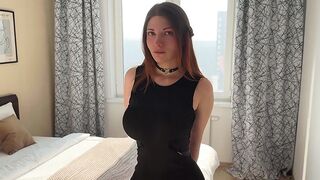 Nyisd szét gyorsan a lábad, és engedd be a farkam a pinádba, mostohalányom! Csak én baszlak meg igazán