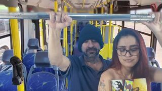 Diáklányt hátulról dugja meg egy idegen a buszon!