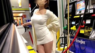 Forró milf hatalmas kebleivel pózol a boltban, miközben felizgul a lesőktől