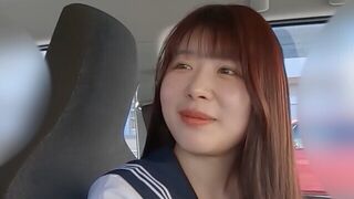 Kasumi-chan, a szexi riporternövendék az autóban nyaldossa és simogatja a kemény farkát