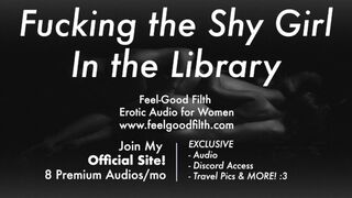 Óriási farkam döfi át a nedves pinádat a könyvtár csendjében, majd lefröcsköli forró spermával az arcodat