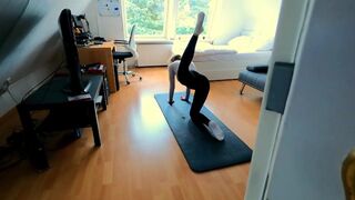 Fiatal fitnesz bombázó ujjai kalandja, aztán kemény dugás vár rá