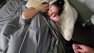 Ágyban két kis mellű sötét hajú lányra húzza le a vizet, majd nedves bugyikban forróan csókolóznak