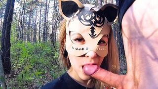 Szőke iskolás csaj izgatottan maszturbál és élvezettel szívja a keményet az erdőben - vad nyilvános orális