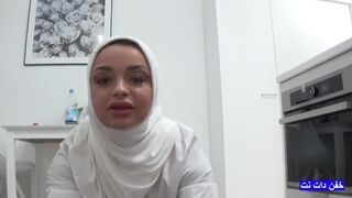 Arab milf csábítja a mostoha fiának barátját egy vad szexre, miközben a férje dolgozik